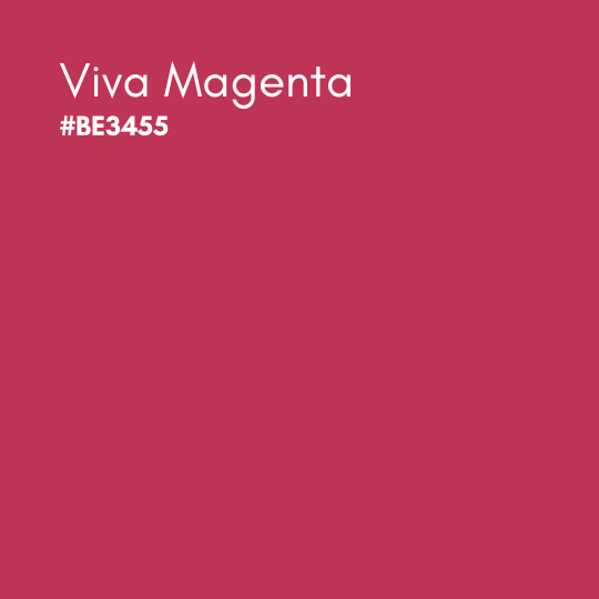 Ein pinkrotes Quadrat in der Farbe Viva Magenta. Im Quadrat eine weiße Schrift: Viva Magenta. #BE3455