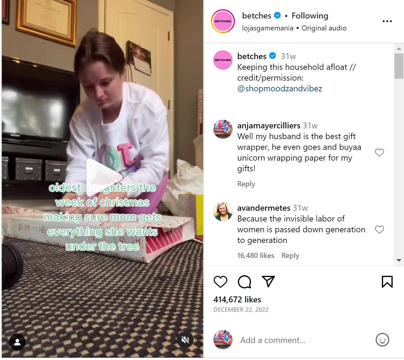 Ausschnitt aus einem Instagram Video: Ein Mädchen packt ein Weihnachtsgeschenk ein.